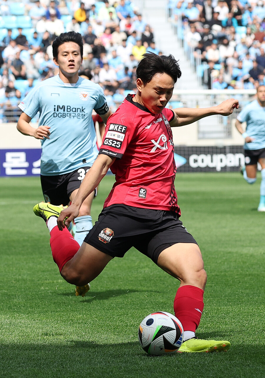 ▲ 대구FC전에서 골망을 흔들었던 FC서울 공격수 조영욱, 비디오 판독(VAR)로 취소 됐고 아쉬움을 감추지 못했다. ⓒ연합뉴스