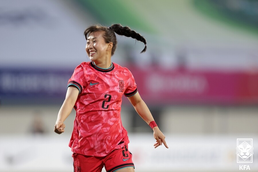 ▲ 콜린 벨 감독이 이끄는 한국 여자 축구 대표팀은 8일 경기도 이천종합운동장에서 열린 필리핀과 두 번째 친선전에서 2-1로 이겼다. 앞서 같은 장소에서 열렸던 첫 번째 경기도 3-0으로 이겨 4월 평가전 모두 승리로 장식했다. 추효주는 한국 여자대표팀 역대 최단 시간 득점 27초 골에 성공했다 ⓒ대한축구협회