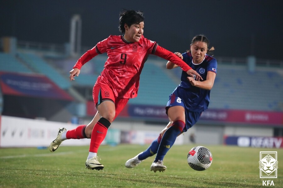 ▲ 콜린 벨 감독이 이끄는 한국 여자 축구 대표팀은 8일 경기도 이천종합운동장에서 열린 필리핀과 두 번째 친선전에서 2-1로 이겼다. 앞서 같은 장소에서 열렸던 첫 번째 경기도 3-0으로 이겨 4월 평가전 모두 승리로 장식했다 ⓒ대한축구협회