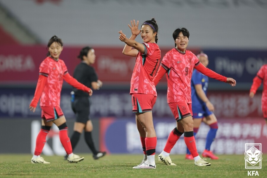 ▲ 콜린 벨 감독이 이끄는 한국 여자 축구 대표팀은 8일 경기도 이천종합운동장에서 열린 필리핀과 두 번째 친선전에서 2-1로 이겼다. 앞서 같은 장소에서 열렸던 첫 번째 경기도 3-0으로 이겨 4월 평가전 모두 승리로 장식했다 ⓒ대한축구협회