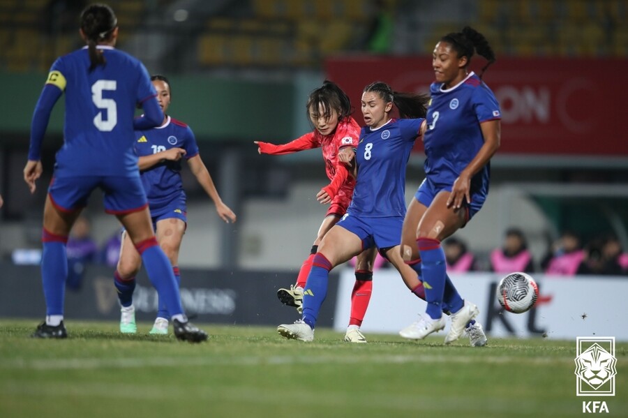 ▲ 콜린 벨 감독이 이끄는 한국 여자 축구 대표팀은 8일 경기도 이천종합운동장에서 열린 필리핀과 두 번째 친선전에서 2-1로 이겼다. 앞서 같은 장소에서 열렸던 첫 번째 경기도 3-0으로 이겨 4월 평가전 모두 승리로 장식했다 ⓒ대한축구협회