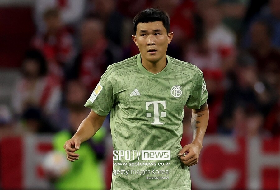 ▲ 바이에른 뮌헨 수비수 김민재가 아스널과의 UEFA 챔피언스리그 8강전을 앞두고 영국 런던에 도착했다. 독일 언론을 비롯해 여러 채널에서 바이에른 뮌헨 선발에 김민재를 포함하지 않아 출전은 불투명하다.