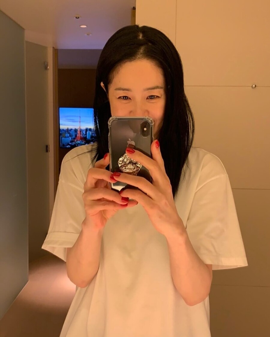 고현정, 민낯 내추럴 거울 셀카에 반응 폭발 "늦어서 미안해요"
