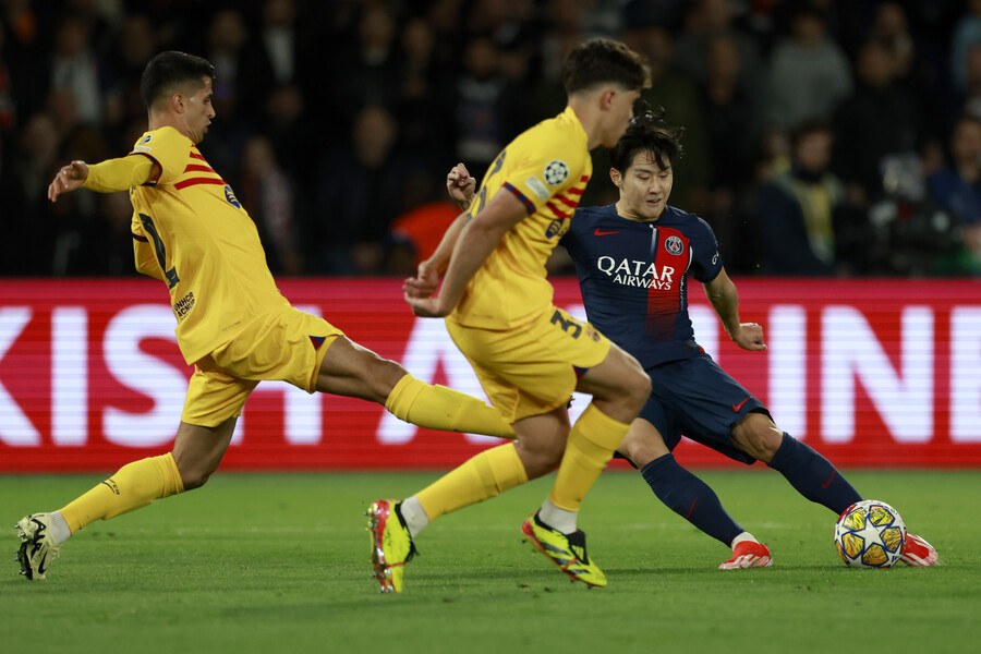 ▲ 파리 생제르맹(PSG)은 11일(한국시간) 프랑스 파리 파르크 데 프랭스에서 열린 2023-24시즌 유럽축구연맹(UEFA) 챔피언스리그 8강 1차전에서 바르셀로나를 만나 2-3으로 졌다. 2차전까지 기회가 있지만 바르셀로나 캄노우 원정이라는 걸 감안할 때 4강 진출에 먹구름이 꼈다. 이강인은 이날 선발로 뛰었다. 비티냐, 파비앙 루이스와 함께 파리 생제르맹 허리에서 볼을 공급하며 킬리앙 음바페와 꽤 좋은 호흡을 보였다. 허리에서 측면으로 빠지는 움직임으로 파리 생제르맹 공격에 윤활유 역할을 했다. 축구통계업체 '풋몹' 기준 평점 6.8점을 받았다. 풀타임을 뛴 음바페(6.5점)보다 높은 평점이었다. 크로스 확률은 다소 떨어졌지만, 키패스 3개에 패스 성공률 94%를 기록했다 ⓒ연합뉴스/AFP