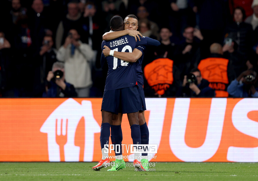 ▲ 파리 생제르맹(PSG)은 11일(한국시간) 프랑스 파리 파르크 데 프랭스에서 열린 2023-24시즌 유럽축구연맹(UEFA) 챔피언스리그 8강 1차전에서 바르셀로나를 만나 2-3으로 졌다. 2차전까지 기회가 있지만 바르셀로나 캄노우 원정이라는 걸 감안할 때 4강 진출에 먹구름이 꼈다. 이강인은 이날 선발로 뛰었다. 비티냐, 파비앙 루이스와 함께 파리 생제르맹 허리에서 볼을 공급하며 킬리앙 음바페와 꽤 좋은 호흡을 보였다. 허리에서 측면으로 빠지는 움직임으로 파리 생제르맹 공격에 윤활유 역할을 했다. 축구통계업체 '풋몹' 기준 평점 6.8점을 받았다. 풀타임을 뛴 음바페(6.5점)보다 높은 평점이었다. 크로스 확률은 다소 떨어졌지만, 키패스 3개에 패스 성공률 94%를 기록했다