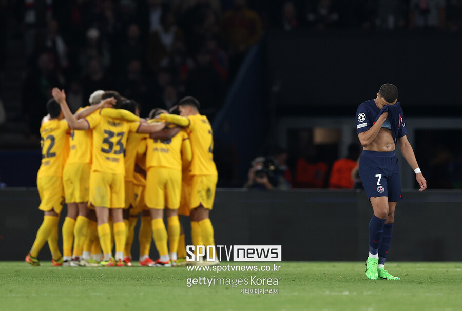 ▲ 파리 생제르맹(PSG)은 11일(한국시간) 프랑스 파리 파르크 데 프랭스에서 열린 2023-24시즌 유럽축구연맹(UEFA) 챔피언스리그 8강 1차전에서 바르셀로나를 만나 2-3으로 졌다. 2차전까지 기회가 있지만 바르셀로나 캄노우 원정이라는 걸 감안할 때 4강 진출에 먹구름이 꼈다. 이강인은 이날 선발로 뛰었다. 비티냐, 파비앙 루이스와 함께 파리 생제르맹 허리에서 볼을 공급하며 킬리앙 음바페와 꽤 좋은 호흡을 보였다. 허리에서 측면으로 빠지는 움직임으로 파리 생제르맹 공격에 윤활유 역할을 했다. 축구통계업체 '풋몹' 기준 평점 6.8점을 받았다. 풀타임을 뛴 음바페(6.5점)보다 높은 평점이었다. 크로스 확률은 다소 떨어졌지만, 키패스 3개에 패스 성공률 94%를 기록했다