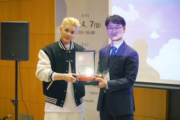 ▲ 지난 7일 충북 청주 그랜드프라자호텔에서 열린 '2024 충북약사 팜페어 및 연수교육'에서 충청북도마약퇴치운동본부 홍보대사로 위촉된 강성훈. 제공|한국청년마약예방퇴치총연합