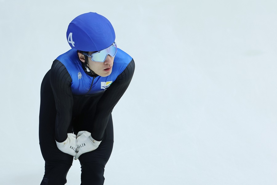 '쇼트트랙 반칙왕' 황대헌, 또 실격…박지원은 1500m 1위