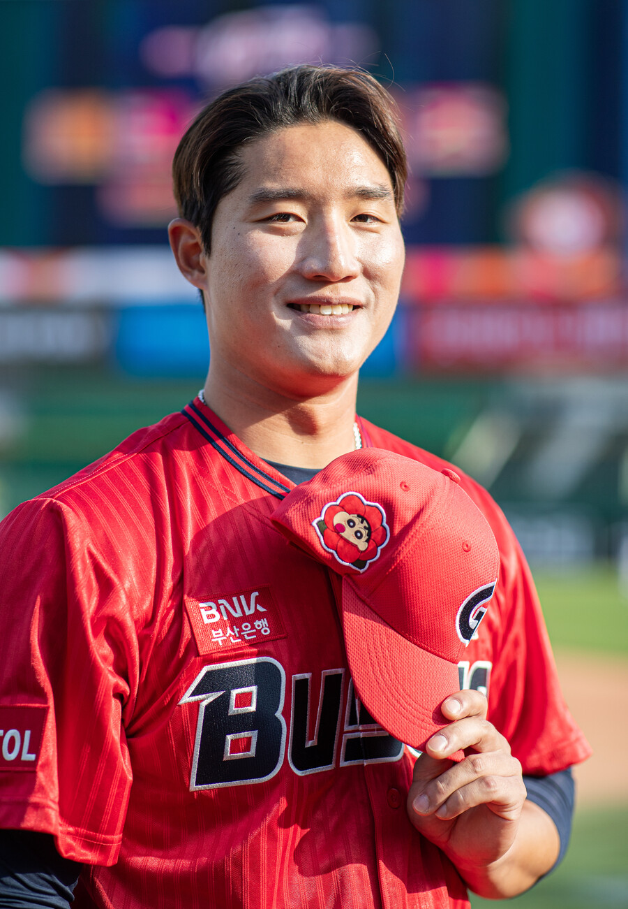 롯데 동백시리즈 개최, 짱구 동백 모자 입장 관중 전원에 배포