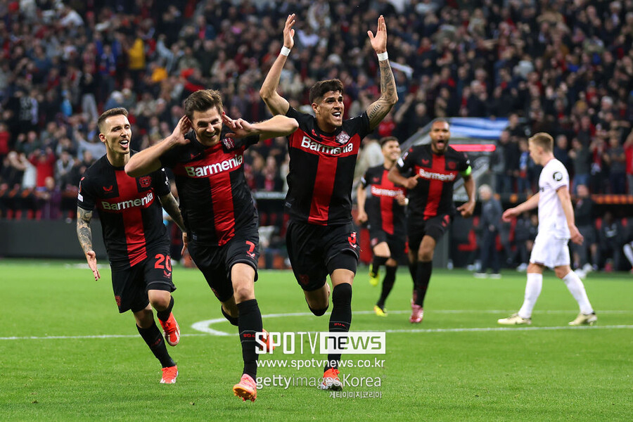 [UEL REVIEW] 무려 '42경기' 무패 행진 달성! '폼 미친' 레버쿠젠, 8강 1차전서 웨스트햄 2-0 격파...호프만-보니페이스 연속골→무패 역대 타이 기록에 단 '1경기'