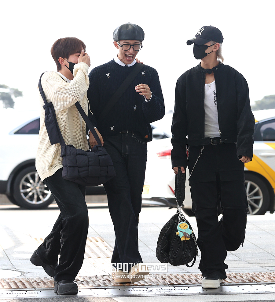 [포토S] 민망한 승관과 도겸, 영문을 모르는 호시