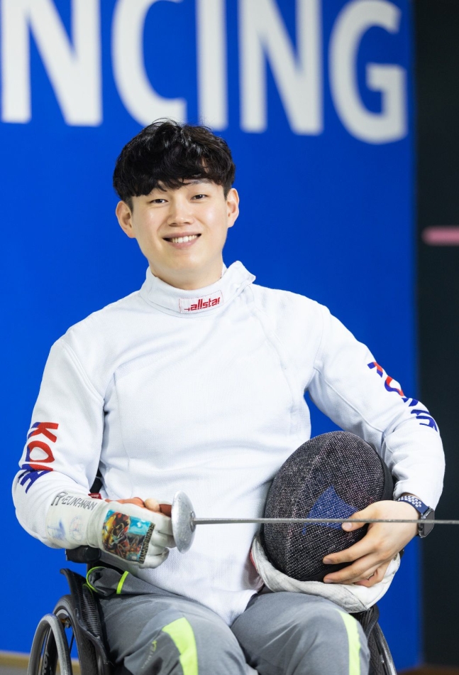 롯데, 롯데지주 장애인 선수단 초청…휠체어펜싱 류은환 시구