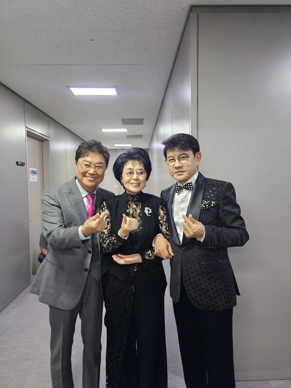 남진·심수봉·설운도, '트롯 뮤직 어워즈'서 수상…축하공연까지 '레전드 무대'