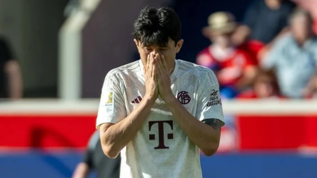 ▲ 독일 분데스리가 공식 홈페이지는 13일(한국시간) 바이에른 뮌헨과 FC쾰른의 분데스리가 29라운드 예상 선발 명단을 공개했다. 두 팀의 경기는 13일 밤 10시 30분에 진행되며, 해당 명단에는 김민재와 다요 우파메카노가 센터백 라인을 구성하고 있었다. 앞서 토마스 투헬 감독 역시 김민재와 우파메카노를 출전시킬 뜻을 내비쳤다. 투헬 감독은 쾰른전을 앞두고 진행된 인터뷰를 통해 “김민재와 우파메카노가 쾰른전에 나올 것”이라 밝혔다.  ⓒSNS