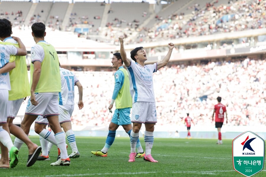 ▲ 포항 스틸러스는 FC서울 원정 경기에서 4-2로 이기며 1위를 질주했다. ⓒ한국프로축구연맹