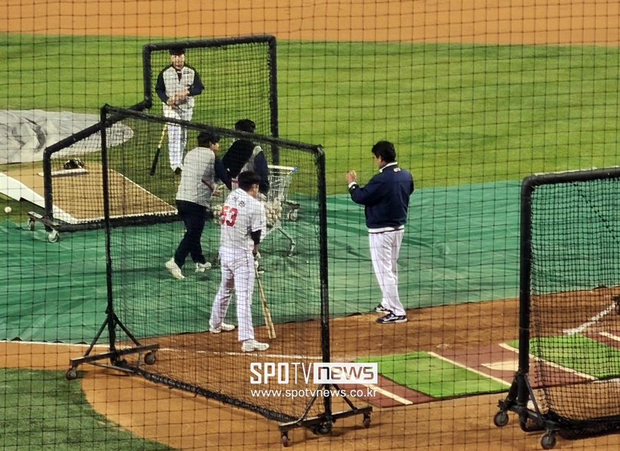 ▲ 두산 베어스 캡틴 양석환이 김한수 타격코치와 야간 특타를 마친 뒤 대화를 나누고 있다. ⓒ 잠실, 김민경 기자