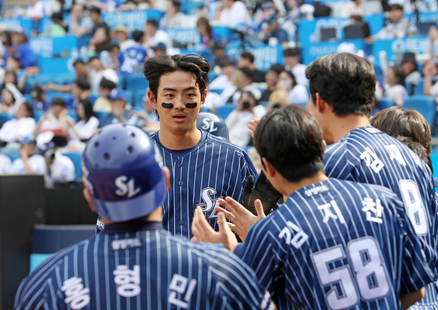 ▲구자욱이 득점 후 더그아웃에서 동료들과 기뻐하고 있다. ⓒ삼성 라이온즈