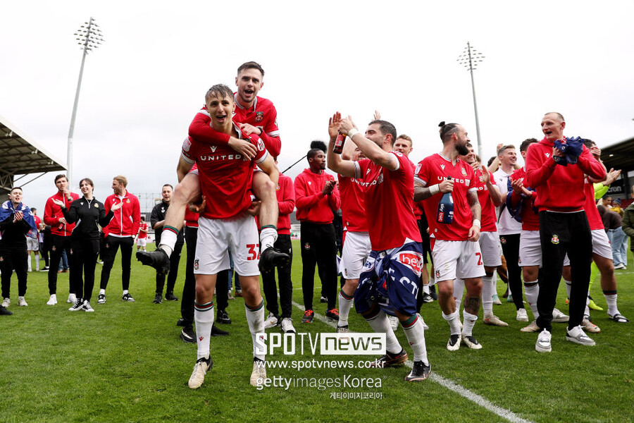 ▲ 영화 '데드풀'의 주인공인 할리우드 스타 라이언 레이놀즈가 소유한 잉글랜드 4부리그 축구팀 렉섬이 3부 승격 직행 티켓까지 손에 넣었다. 4부 승격 1년 만에 또 3부로 올라가는 폭발적인 성장을 보여주고 있다.