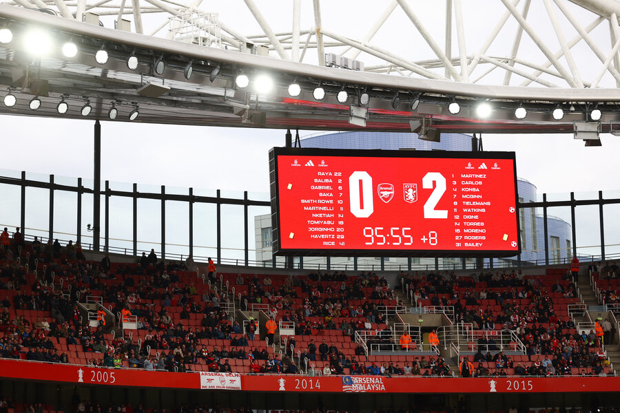 ▲ 애스턴 빌라에 0-2로 패한 뒤 고개 숙인 아스널. 미켈 아르테타 감독도 답답함을 감추지 못했다.  ⓒ연합뉴스/EPA/REUTERS