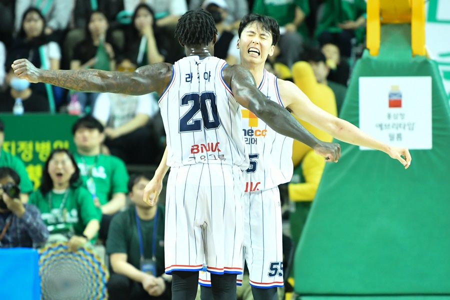 '라건아·송교창 56점 합작' KCC, 정규 시즌 1위 DB도 눌렀다…4강 1차전 승리