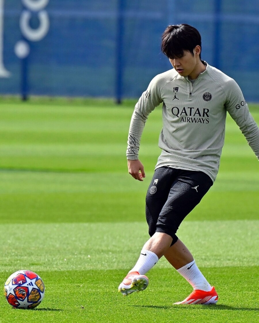 ▲ 이강인의 소속팀 PSG는 오는 17일 스페인 바르셀로나 캄프 누에서 2023-24 UEFA 챔피언스리그 8강 2차전 원정 경기를 펼친다. PSG는 1차전 홈경기에서 바르셀로나 2-3으로 져 2차전 승리가 필요하다. 아쉽게도 이강인의 선발 제외에 무게가 실린다. ⓒ 파리 생제르맹