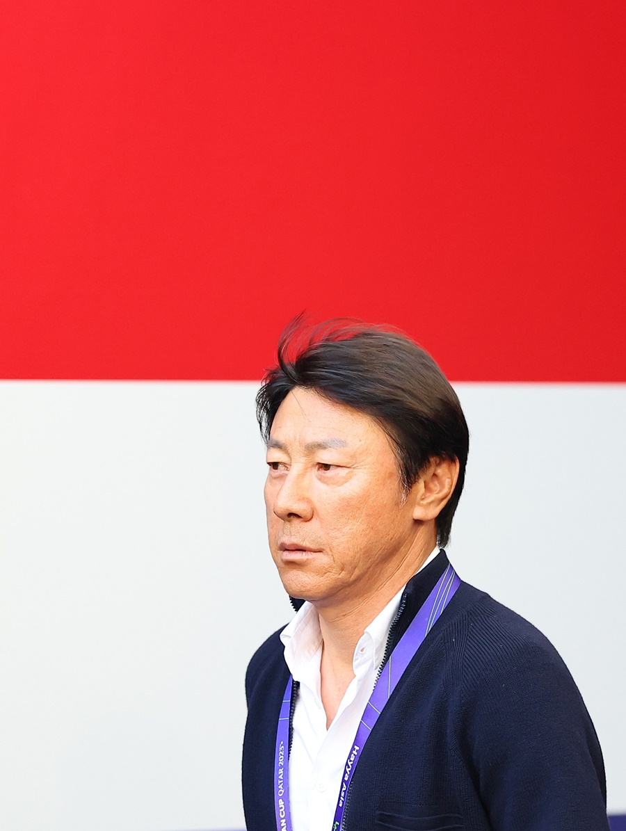"이게 축구야? 코미디지" 신태용 감독 단단히 화났다...개최국에 유리한 판정+운영에 폭발