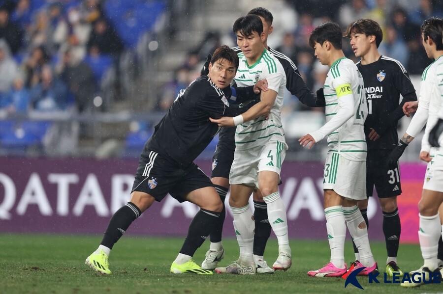 ▲ 울산 HD가 오는 17일 요코하마 F.마리노스를 상대로 2023-24 AFC 챔피언스리그 4강 1차전을 펼친다. 울산의 4강 성적에 따라 2025년 클럽월드컵 출전권에도 지대한 영향을 미쳐 여러모로 관심이 쏠린다. ⓒ한국프로축구연맹