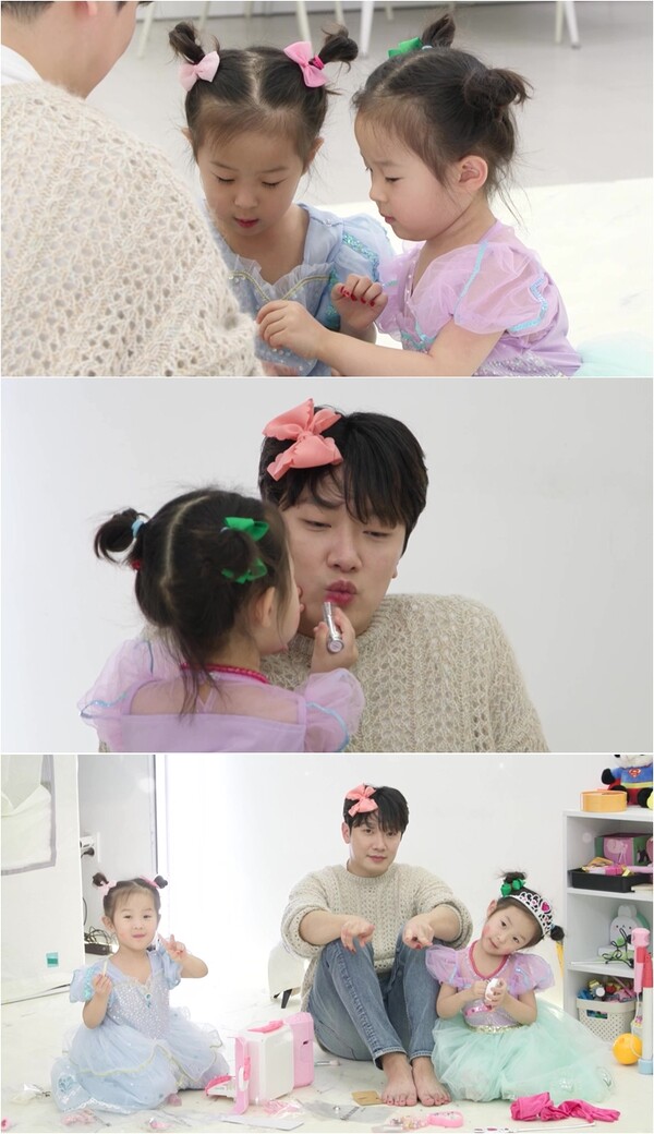 ▲ 14일 방송되는 '슈퍼맨이 돌아왔다'에서 최민한은 아윤, 아린 쌍둥이 딸과 공주놀이를 한다. 제공|KBS