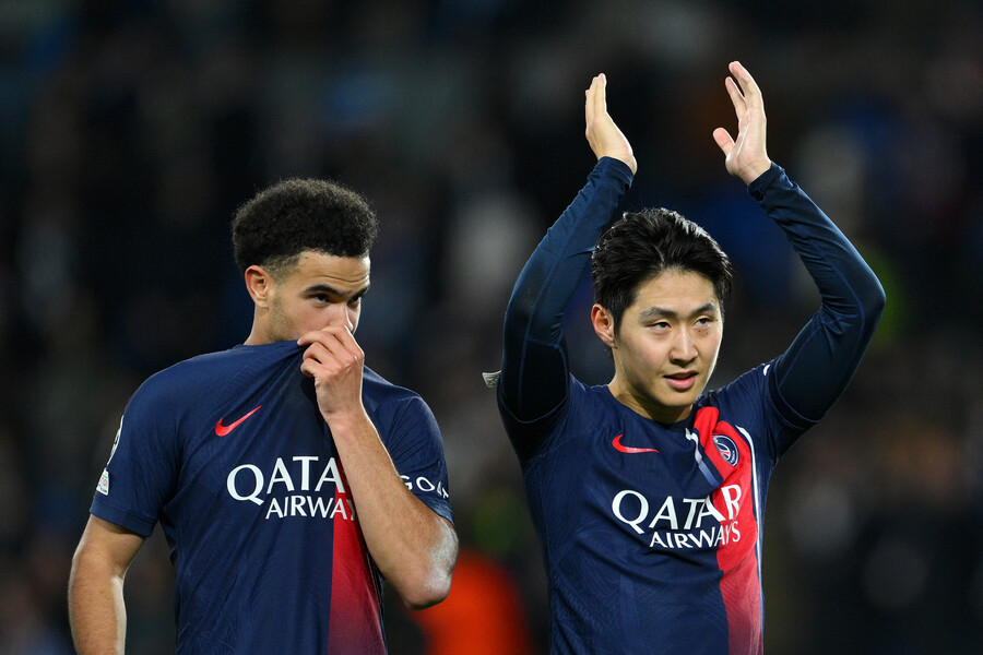 ▲ 유럽축구연맹 예상 선발 명단에 이강인은 없었다. 비티냐, 파비앙 루이스는 바르셀로나 원정길에서 선발로 출전할 거라고 내다봤지만, 2006년생 미드필더 워렌 자이르 에메리가 이강인을 대신에 엔리케 감독 선택을 받을 거라고 전망했다. 하지만 유럽축구연맹 공식 페이지에 전문가 예상에서 알렉스 클리멘손 파리 생제르맹 담당 기자는 "파리 생제르맹은 바르셀로나와 8강 1차전에서 잘못된 점을 바로 잡으려고 노력할 것이다. 엔리케 감독은 16강전에서 레알 소시에다드를 상대로 좋은 성적을 거뒀던 것과 유사한 선발 라인업을 꾸릴 것"이라고 말했다. 이어 "음바페는 8강 1차전 홈 경기에서 이렇다 할 활약을 못했지만, 기분 좋은 기억이 있는 스페인으로 돌아가 큰 영향력을 보이게 될 것"이라고 알렸다. 음바페는 16강 2차전 레알 소시에다드 원정에서 멀티골을 넣었고, 이강인은 이날 1도움을 기록한 적이 있다 ⓒ연합뉴스/AFP