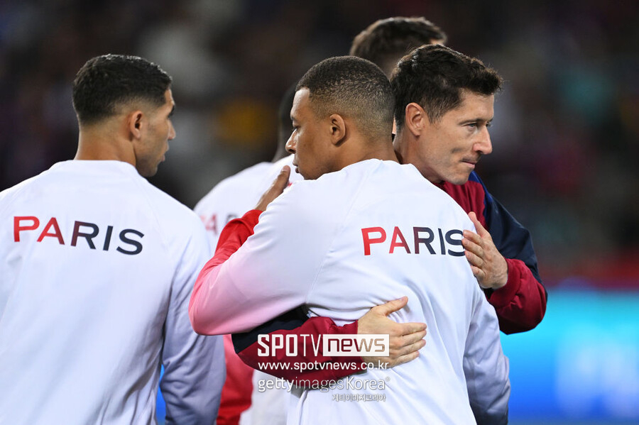 ▲ 파리 생제르맹(PSG)은 17일(한국시간) 스페인 바르셀로나의 에스타디 루이스 콤파니스에서 열린 2023-24시즌 유럽축구연맹 챔피언스리그(UCL) 8강 2차전에서 FC바르셀로나에 4-1 대승을 거뒀다. PSG는 결국 1,2차전 합산 스코어 6-4로 바르셀로나를 제치고 4강 진출에 성공했다.