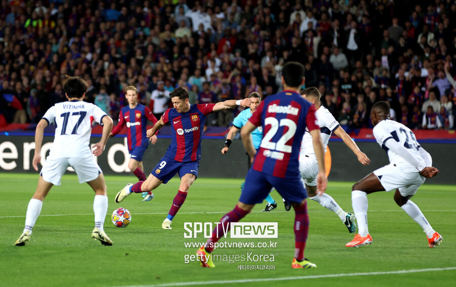 ▲ 파리 생제르맹(PSG)은 17일(한국시간) 스페인 바르셀로나의 에스타디 루이스 콤파니스에서 열린 2023-24시즌 유럽축구연맹 챔피언스리그(UCL) 8강 2차전에서 FC바르셀로나에 4-1 대승을 거뒀다. PSG는 결국 1,2차전 합산 스코어 6-4로 바르셀로나를 제치고 4강 진출에 성공했다.
