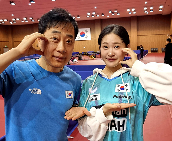▲ 진천국가대표선수촌을 찾아 남자탁구 국가대표 유남규 감독을 만난 김다현(오른쪽). 제공|(주)현컴퍼니