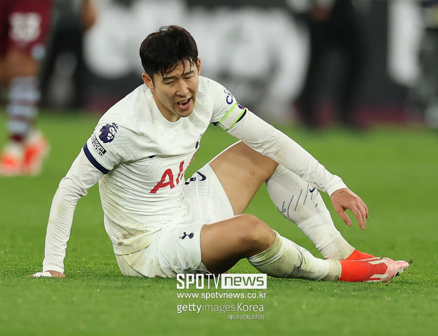 ▲ 매체는 손흥민의 기용 방식에 대한 문제를 지시했다. ‘풋볼 런던’은 “토트넘은 손흥민으로부터 더 많은 것을 얻어내야 한다. 손흥민은 왼쪽 측면 공격수로 출전할 때마다 다양한 플레이를 펼친다. 가끔 최전방 공격수로서의 역할을 수행할 수 있지만, 오랫동안 최전방에 머무른다면 그는 그의 모든 능력을 발휘할 수 없다”라고 설명했다.