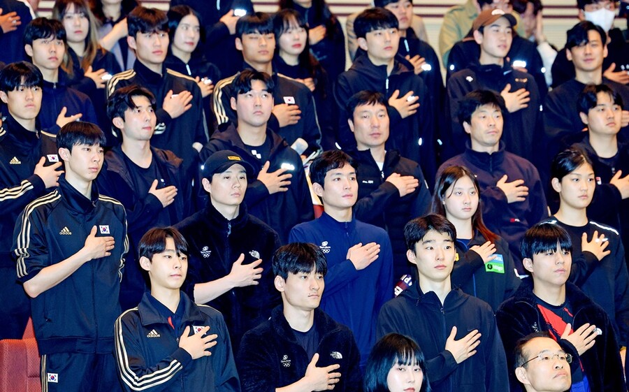 ▲ 2024 파리 하계올림픽 개막을 100일 앞둔 17일 오전 충북 진천국가대표선수촌 챔피언하우스에서 열린 국가대표 격려 행사에서 참석 선수들이 국기에 경례를 하고 있다. ⓒ 연합뉴스