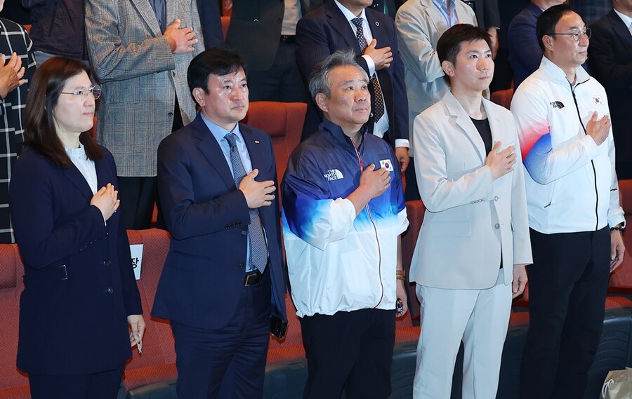 ▲ 2024 파리 하계올림픽 개막을 100일 앞둔 17일 오전 충북 진천국가대표선수촌 챔피언하우스에서 열린 국가대표 격려 행사에서 문체부 장미란 2차관(왼쪽부터), 정강선 선수단장, 이기흥 대한체육회장, IOC 선수위원인 유승민 대한탁구협회장, 장재근 선수촌장 등이 국기 경례를 하고 있다. ⓒ 연합뉴스