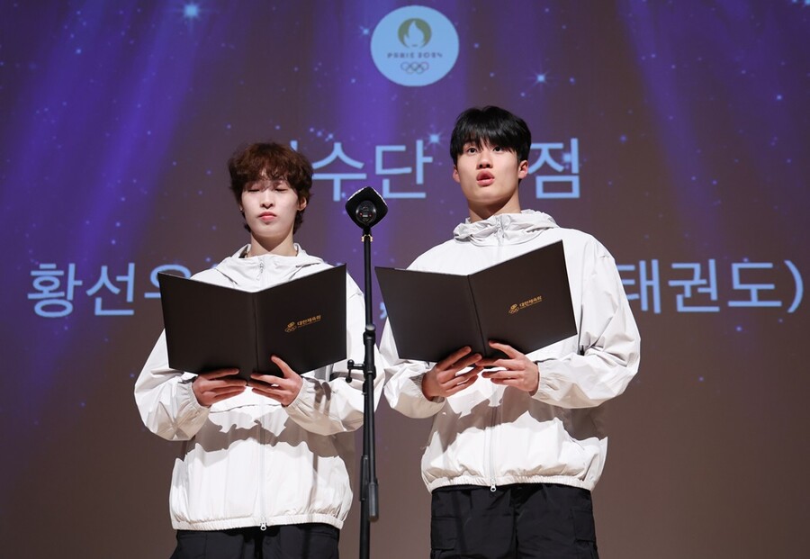 ▲2024 파리 하계올림픽 개막을 100일 앞둔 17일 오전 충북 진천국가대표선수촌 챔피언하우스에서 열린 국가대표 격려 행사에서 선수단 대표 황선우(수영, 오른쪽), 이다빈(태권도) 선수가 선전을 다짐하는 선서를 하고 있다. ⓒ 연합뉴스