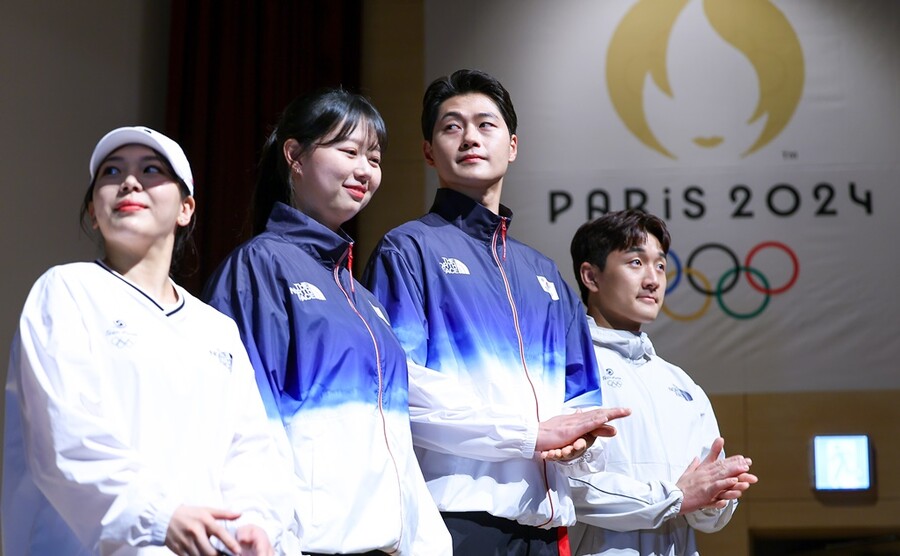 ▲2024 파리 하계올림픽 개막을 100일 앞둔 17일 오전 충북 진천국가대표선수촌 챔피언하우스에서 열린 국가대표 격려 행사에서 선수단 대표들이 단상에 올랐다. ⓒ 연합뉴스