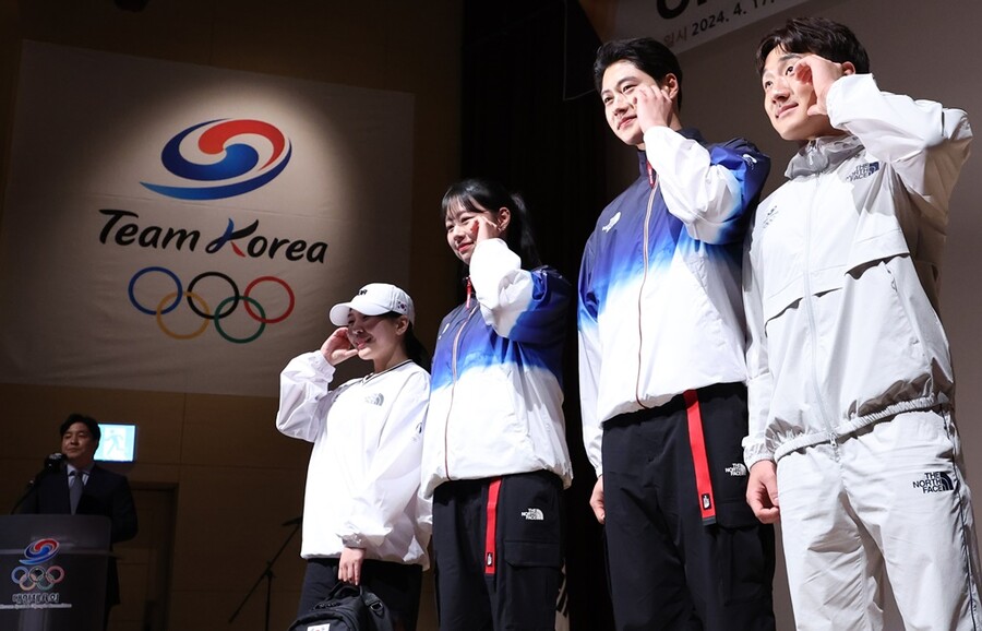 ▲2024 파리 하계올림픽 개막을 100일 앞둔 17일 오전 충북 진천국가대표선수촌 챔피언하우스에서 열린 국가대표 격려 행사에서 선수단 대표들이 단상에 올랐다. ⓒ 연합뉴스