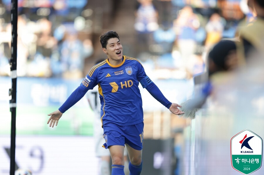 ▲ 울산은 17일 오후 7시 홈 구장 울산문수축구경기장에서 요코하마 마리노스와 2023-24시즌 아시아축구연맹(AFC) 챔피언스리그(ACL) 4강 1차전을 치른다. 홈에서 기선 제압에 성공해야 결승행에 한 걸음 더 다가설 수 있다. 이날 경기는 ACL 결승전을 향한 기선 제압으로도 중요하지만, 국제축구연맹(FIFA) 클럽월드컵 출전권이 걸렸다 ⓒ한국프로축구연맹