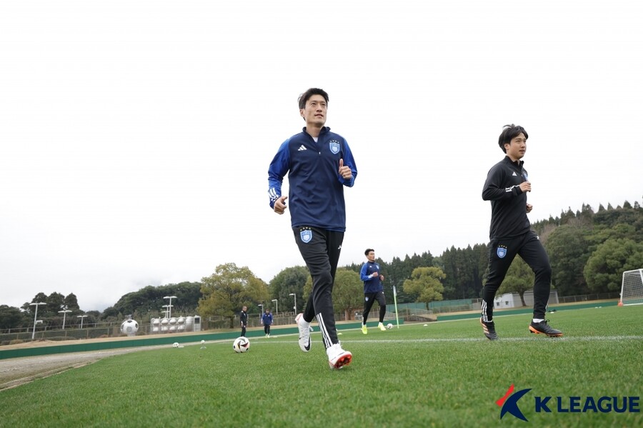 ▲ 울산은 17일 울산문수경기장에서 열린 요코하마 마리너스와 2023-24시즌 아시아축구연맹(AFC) 아시아축구연맹(ACL) 4강 1차전에서 1-0으로 이겼다. 이날 승리로 아시아 제패를 향한 ACL 결승전에 한 걸음 다가갔고, 연맹 랭킹에서 전북현대(80점)를 추월해 국제축구연맹(FIFA) 클럽월드컵 진출권을 확보했다. ACL 4강전 기선 제압에 클럽월드컵 진출권까지 손에 쥐며 축제 분위기였지만 어두운 이면이 있었다. 이청용은 "큰 점수 차는 아니지만 이겨서 만족한다. 한국을 대표해 클럽월드컵에 진출할 수 있어 기쁘다"라며 요코하마전 승리에 미소를 지으면서도 "(잔디 문제는) 매번 느끼는 것 같다"라며 아쉬워했다 ⓒ한국프로축구연맹