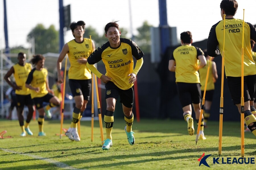 ▲ 한국프로축구연맹은 18일 “경기 중 주심에게 유형력을 행사한 전남 김용환 선수에 대해 K리그 공식경기 출장을 14일간 금하는 활동정지 조치를 취했다. 연맹은 이번 조치로써 우선 김용환의 경기 출장을 금지하고, 차주 상벌위원회를 열어 정식 징계를 할 예정”이라고 알렸다. 김용환은 K리그 8라운드부터 뛸 수 없게 됐다. 추후 상벌위에 따라 정식 징계가 내려질 전망인데 중징계를 피하지 못할 거로 보인다 ⓒ한국프로축구연맹