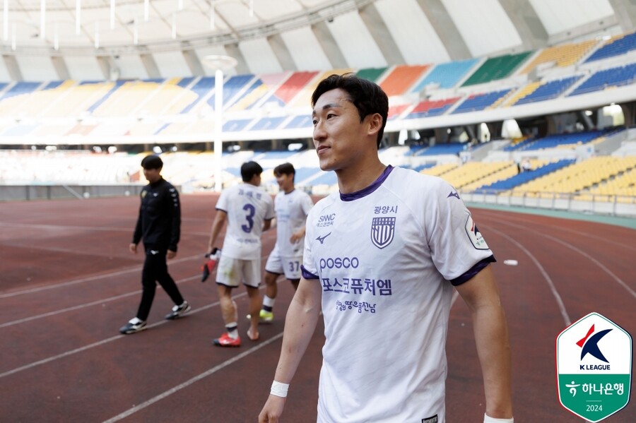 ▲ 한국프로축구연맹은 18일 “경기 중 주심에게 유형력을 행사한 전남 김용환 선수에 대해 K리그 공식경기 출장을 14일간 금하는 활동정지 조치를 취했다. 연맹은 이번 조치로써 우선 김용환의 경기 출장을 금지하고, 차주 상벌위원회를 열어 정식 징계를 할 예정”이라고 알렸다. 김용환은 K리그 8라운드부터 뛸 수 없게 됐다. 추후 상벌위에 따라 정식 징계가 내려질 전망인데 중징계를 피하지 못할 거로 보인다 ⓒ한국프로축구연맹