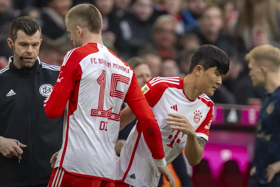 ▲ 유럽축구연맹(UEFA)은 19일(한국시간) 공식 페이지를 통해 2023-24시즌 UEFA 챔피언스리그 8강 2차전에서 활약했던 최고의 선수 11명을 선정해 알렸다. 바이에른 뮌헨 선수들은 세 명이 포함됐다. 주목할 만한 점은 중앙 수비 조합이 뽑히지 않았다는 것이다. 토마스 투헬 감독은 홈에서 열렸던 라치오와 챔피언스리그 16강 2차전을 기점으로 다이어-더 리흐트 조합에 합격점을 보냈다. 하이덴하임전에서 김민재-우파메카노 조합을 테스트했지만 역전패 이후 기회를 주지 않았다. 챔피언스리그 8강 2차전 이주의 팀 포백은 이안 마트센(도르트문트)-하파엘 게헤이루(바이에른 뮌헨)-아슈라프 하키미(파리 생제르맹)였다