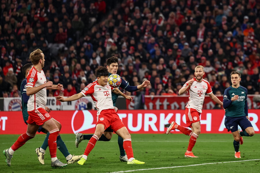 ▲ 유럽축구연맹(UEFA)은 19일(한국시간) 공식 페이지를 통해 2023-24시즌 UEFA 챔피언스리그 8강 2차전에서 활약했던 최고의 선수 11명을 선정해 알렸다. 바이에른 뮌헨 선수들은 세 명이 포함됐다. 주목할 만한 점은 중앙 수비 조합이 뽑히지 않았다는 것이다. 토마스 투헬 감독은 홈에서 열렸던 라치오와 챔피언스리그 16강 2차전을 기점으로 다이어-더 리흐트 조합에 합격점을 보냈다. 하이덴하임전에서 김민재-우파메카노 조합을 테스트했지만 역전패 이후 기회를 주지 않았다. 챔피언스리그 8강 2차전 이주의 팀 포백은 이안 마트센(도르트문트)-하파엘 게헤이루(바이에른 뮌헨)-아슈라프 하키미(파리 생제르맹)였다 ⓒ연합뉴스/EPA