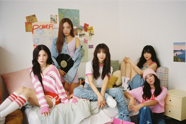 ▲ 데뷔 13주년을 기념해 팬들을 위한 노래 '웨이트 미 데어'를 발표하는 에이핑크. 제공|초이크리에이티브랩
