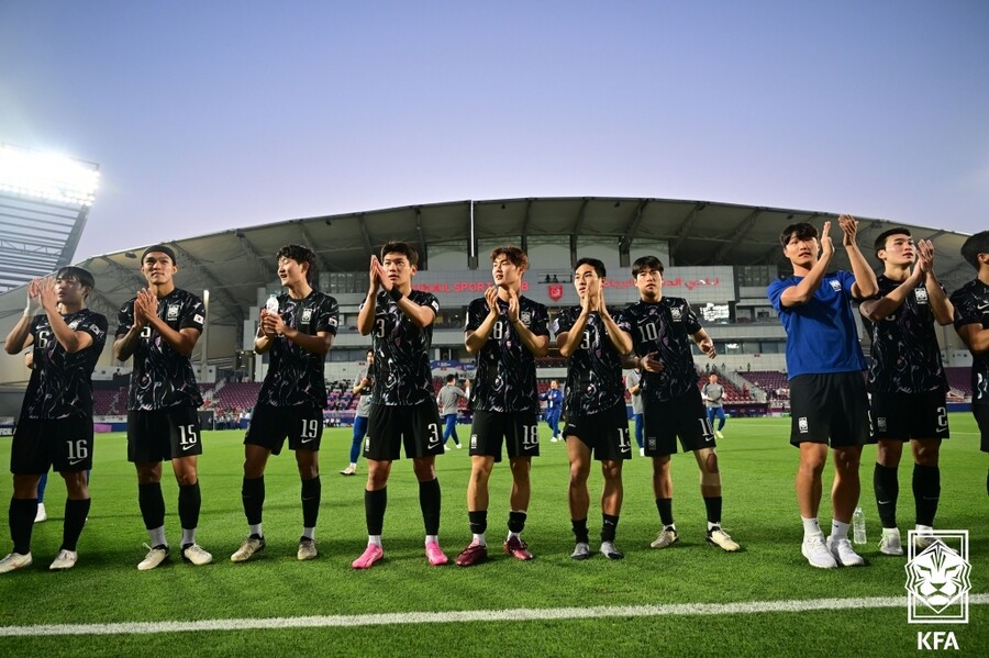 ▲ 황선홍 감독이 이끄는 23세 이하(U-23) 축구대표팀이 U-23 아시안컵 8강 진출을 확정했다. 하지만, 조별리그 최종전이 일본과의 만남이다. 실리를 추구할 것인지, 일본이라는 상대와 자존심 싸움이라는 명분과 결과에 집착할 것인가에 대한 선택이 필요해 보인다.  ⓒ대한축구협회