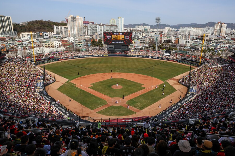 100만 관중 페이스 훌쩍 넘겼다! KIA 챔필 개장 후 10경기 최다 관중 신기록 '15만 2414명'