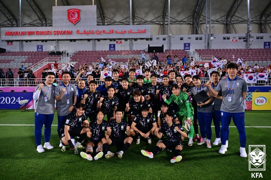 ▲ 중국을 상대로 2-0 승리를 거둔 뒤 기념촬영하는 한국 선수단 ⓒ대한축구협회