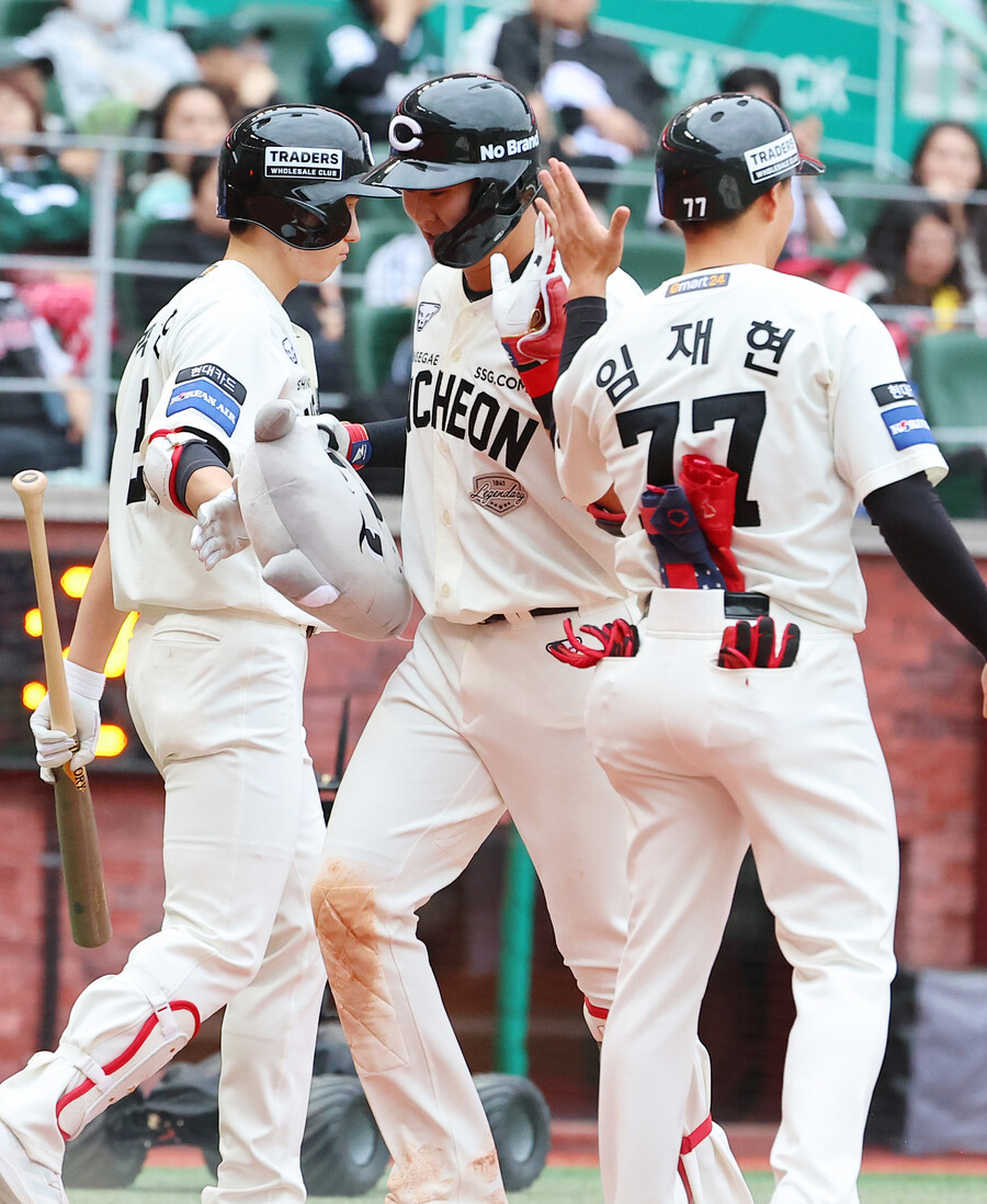 ▲ 5회 투런포를 치며 시즌 4호 홈런을 기록한 고명준 ⓒ연합뉴스