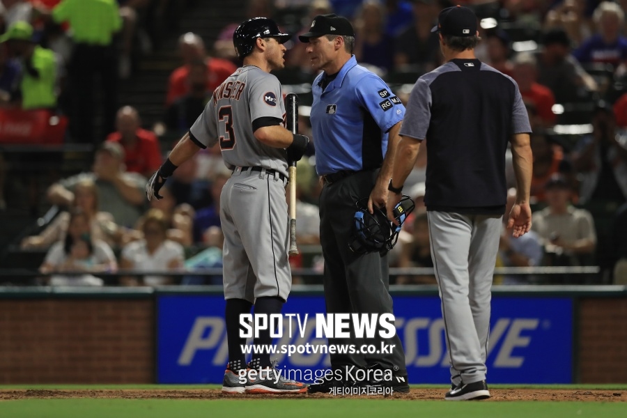 ▲ 앙헬 에르난데스(오른쪽) 주심은 볼 판정을 놓고 끊임없는 논란을 일으키고 있다. 이제 앙헬 에르난데스 주심과 선수 및 감독들의 마찰은 일상이다.